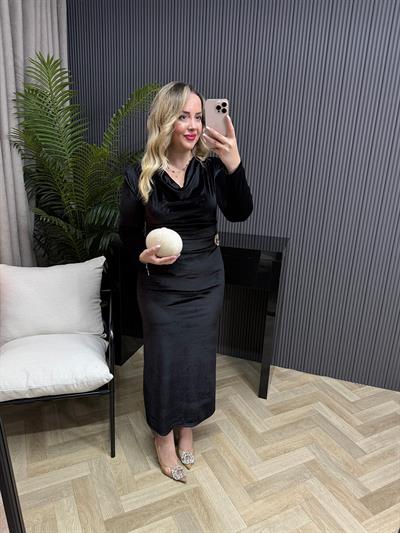 Vatkalı Degaje Yaka Broş Detaylı Kadife Elbise Siyah