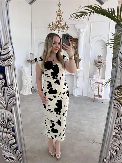 Vatkalı Desenli Drapeli Gül Broş Elbise