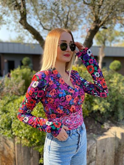 Vatkalı Desenli Kruvaze Bluz