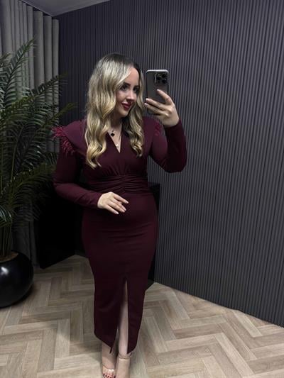 Vatkalı Omuz Tüy Detaylı Krep Elbise Bordo