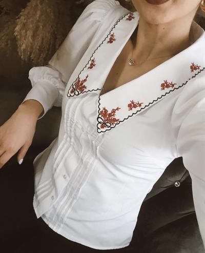 Yakası Nakiş Detay Gömlek