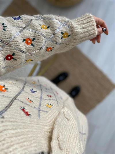 Orj Marka Özel Nakış İşlemeli Hirka