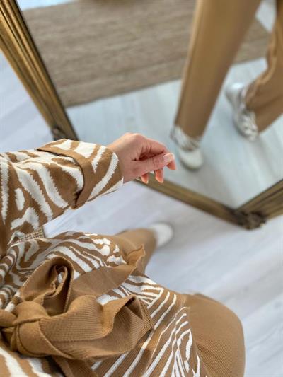 Zebra Kuşaklı  Camel Triko Takım