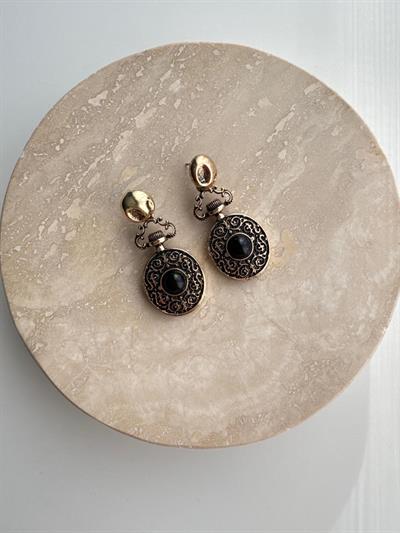 Altın Kaplama Otantik Desenli Siyah Taşlı Küpe