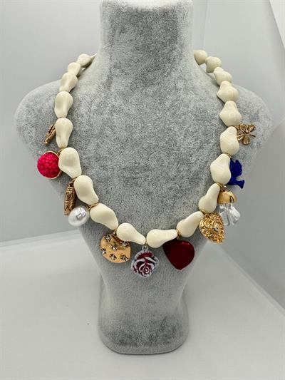 Beyaz Taşlı Charmlı Marka Kolye