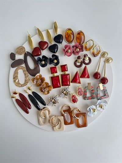 Siyah Oval Sallantılı Gold Detaylı Küpe