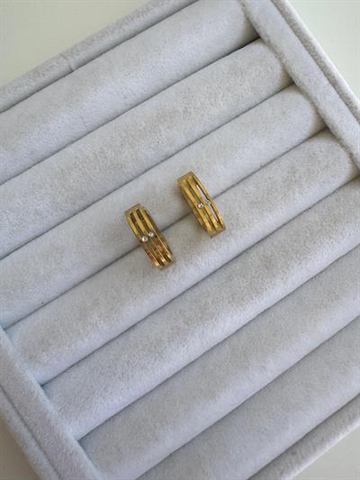 Çelik Çizgi Detaylı Taşlı Halka Küpe