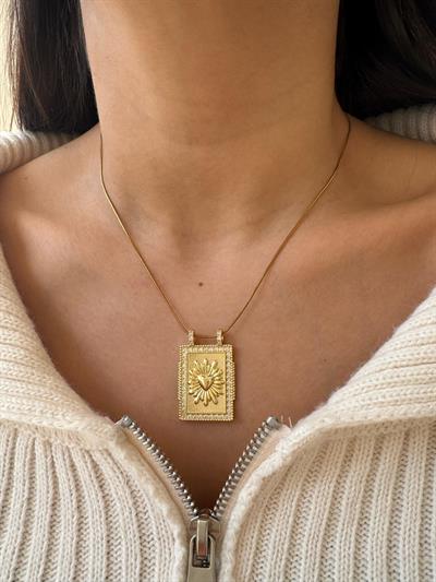 Çelik Kabartmalı Kalp Detaylı Plaka Kolye