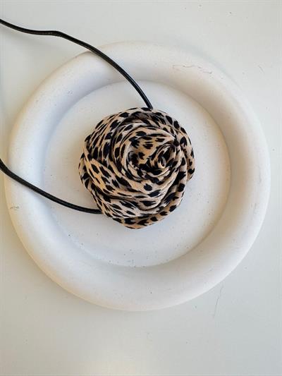 Deri İpli Dolamalı Krem Leopar Gül Organze Boyun Aksesuarı