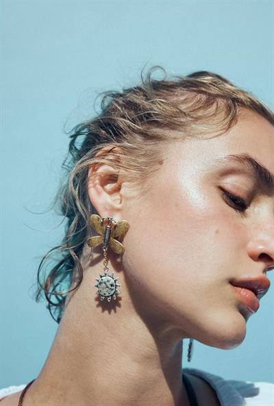 Metal Kelebekli Marka Küpe