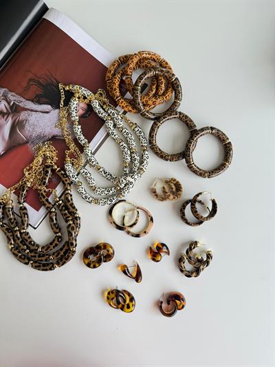 Siyah- Beyaz Leopar Desenli Marka Kolye 