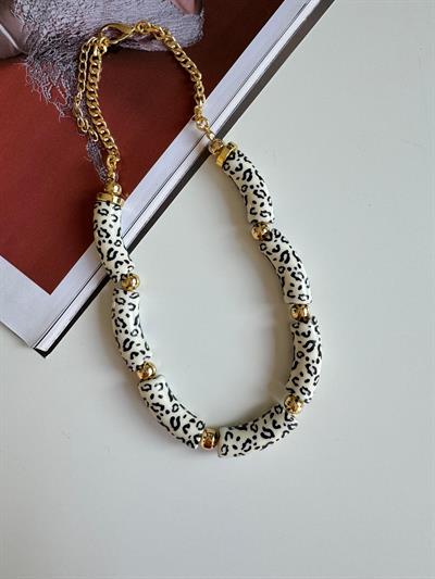 Siyah- Beyaz Leopar Desenli Marka Kolye 