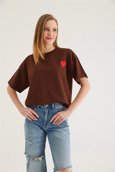 Kahve Kalp Nakışlı Basic Tişört