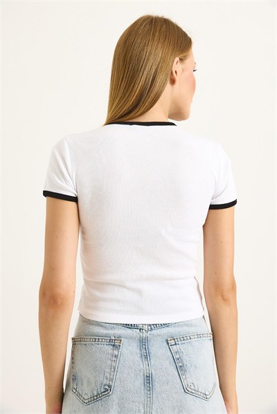 Beyaz Nakışlı Crop Tişört