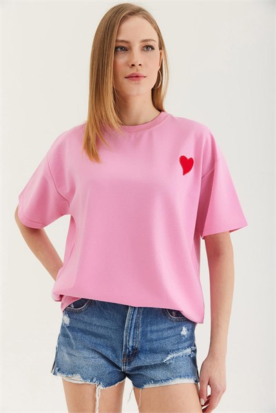 Pembe Kalp Nakışlı Oversize Tişört
