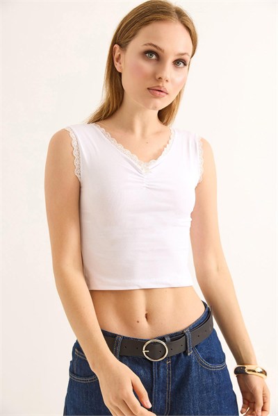 Beyaz Güpürlü Büzgülü Crop Bluz