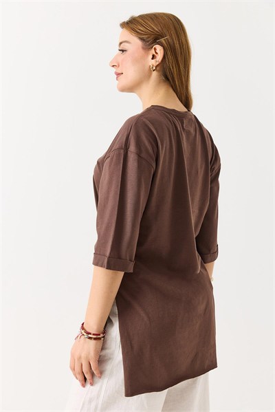 Kahverengi Yanı Yırtmaçlı Oversize Tişört