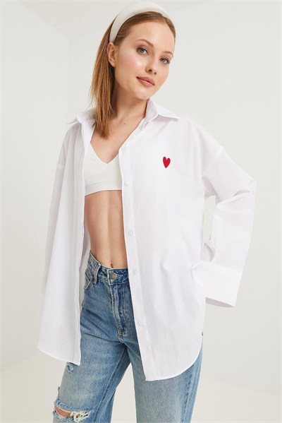 Beyaz Kalp Nakışlı Oversize Gömlek