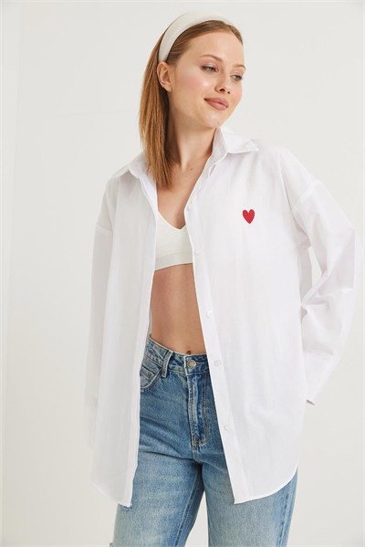 Beyaz Kalp Nakışlı Oversize Gömlek