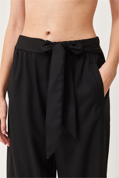 Siyah Kemerli Bol Paça Pantolon