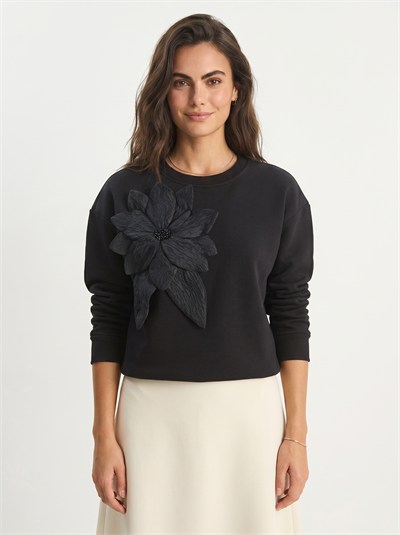 Siyah Çiçek Aksesuarlı Sweatshirt