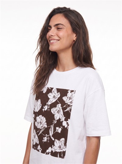Beyaz Çiçek Baskılı Oversize Tişört