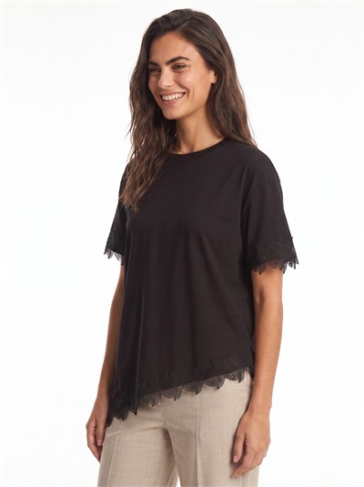 Siyah Dantelli Asimetrik Oversize Tişört