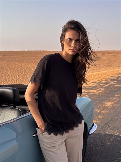 Siyah Dantelli Asimetrik Oversize Tişört