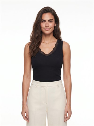 Siyah Dantel Detaylı Fit Bluz