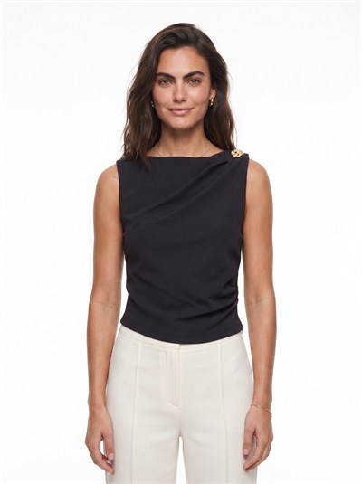 Siyah Metal Aksesuarlı Drape Bluz