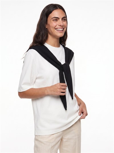 Beyaz Şal Detaylı Oversize Tişört