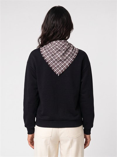 Siyah Fularlı Ceylan Nakışlı Sweatshirt