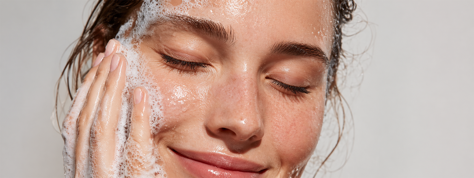 Yüz Temizleme Jeli Nasıl Kullanılır? Doğru Yüz Yıkama Teknikleri