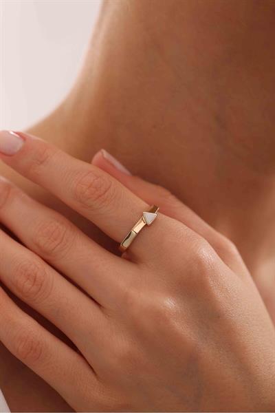 Beyaz Mineli Triang Minimal Yüzük