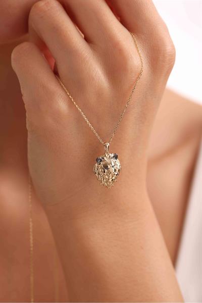 Siyah İşlemeli Aslan Kolye