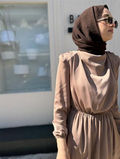 TD2600 Omuz Detaylı Porte Saten Elbise Camel