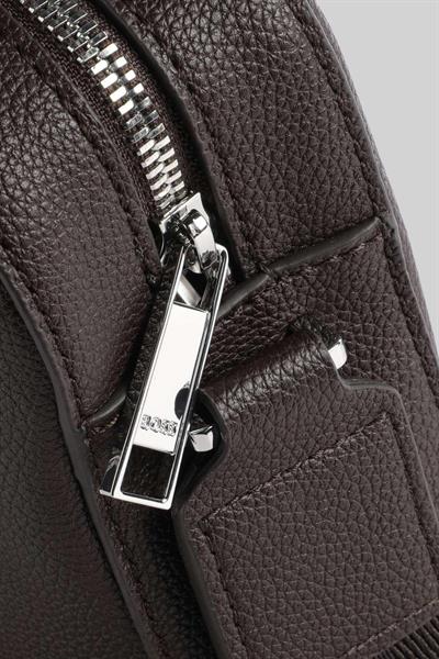 Boss Erkek Fermuarlı Logo Detaylı Omuz Çantası Kahverengi