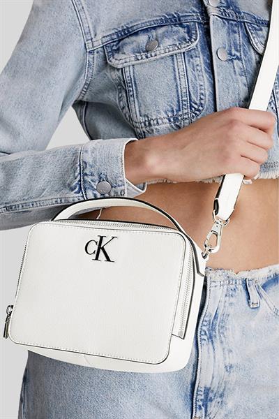 Calvin Klein Kadın Fermuarlı Ayarlanabilir Çapraz Askılı Omuz Çanta Beyaz