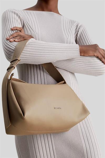Calvin Klein Kadın Fermuarlı Yükseltilmiş Yumuşak Omuz Çantası Bej