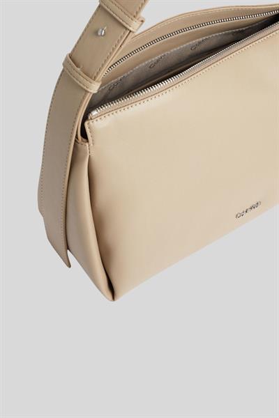 Calvin Klein Kadın Fermuarlı Yükseltilmiş Yumuşak Omuz Çantası Bej