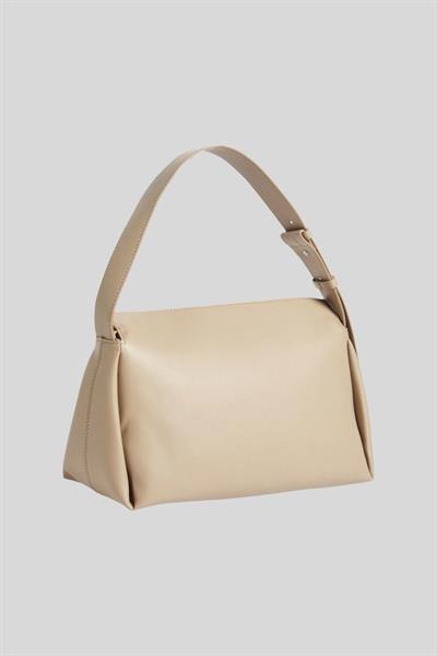 Calvin Klein Kadın Fermuarlı Yükseltilmiş Yumuşak Omuz Çantası Bej