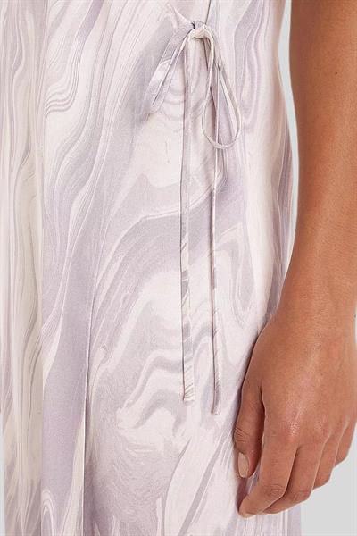 Calvin Klein Kadın Kolsuz Grafik Baskılı Parlak Sarmal Midi Elbise Mor