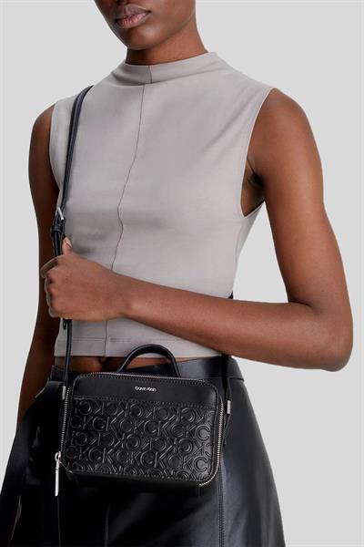 Calvin Klein Kadın Logolu Ayarlanabilir Askılı Omuz Çantası Siyah
