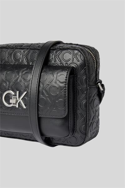 Calvin Klein Kadın Logolu Ayarlanabilir Askılı Omuz Çantası Siyah