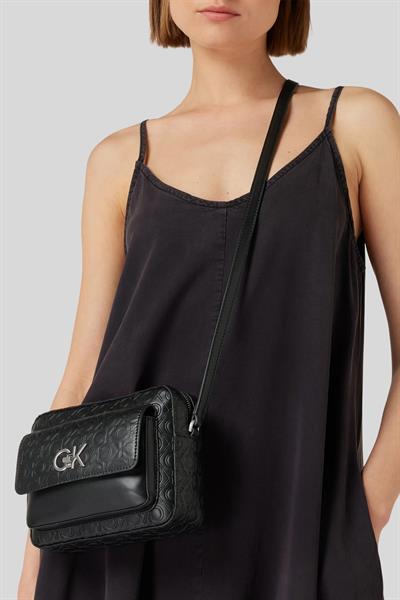 Calvin Klein Kadın Logolu Ayarlanabilir Askılı Omuz Çantası Siyah