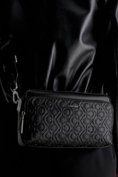Calvin Klein Kadın Logolu Çıkarılabilir Uzatma Askılı Omuz Çantası Siyah
