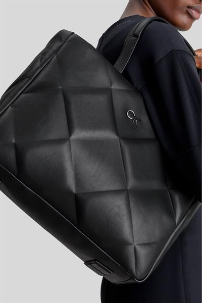 Calvin Klein Kadın Logolu Deri Fermuarlı Günlük Kullanım Omuz Çantası Siyah