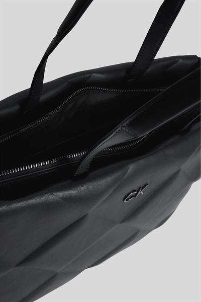 Calvin Klein Kadın Logolu Deri Fermuarlı Günlük Kullanım Omuz Çantası Siyah
