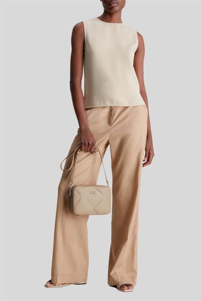 Calvin Klein Kadın Logolu Zincir Detaylı Askılı Omuz Çantası Bej