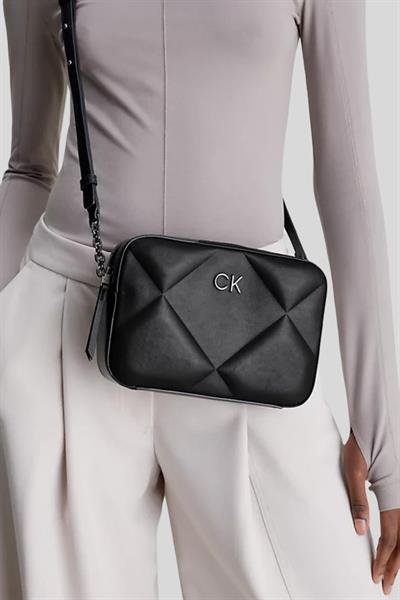 Calvin Klein Kadın Logolu Zincir Detaylı Askılı Omuz Çantası Siyah